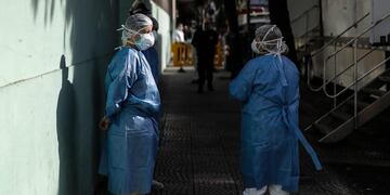 AME7097\u002E BUENOS AIRES (ARGENTINA), 16/06/2020\u002E- Personal de salud se prepara para una jornada de tomas de pruebas de coronavirus este martes, en el barrio Constitución de Buenos Aires (Argentina)\u002E Argentina registra 32\u002E785 casos de contagios de covid-19, mientras que los fallecimientos suman 854\u002E EFE/ Juan Ignacio Roncoroni