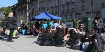 Alumnos de escuelas platenses realizan sentadas para exigir mejoras edilicias (web)\u002E