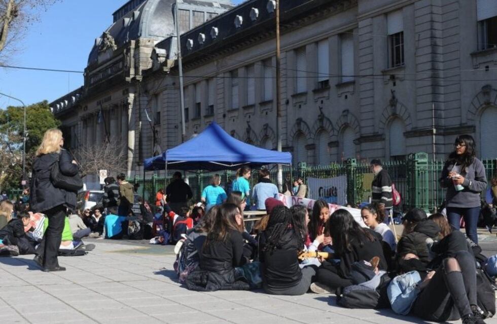 Alumnos platenses realizan protestas para pedir mejoras edilicias y Educación Sexual