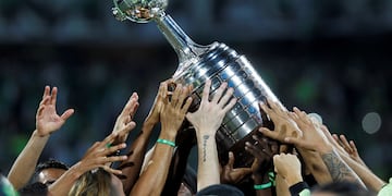 Football Soccer- Atletico Nacional v Independiente del Valle - Copa Libertadores - Final u2013 Atanasio Girardot stadium, Medellin, Colombia, 27/7/16- Players of Atletico Nacional celebrate with the trophy after they defeated Independiente del Valle in the Copa Libertadores final. REUTERS/Fredy Builes TPX IMAGES OF THE DAY colombia medellin futbol final copa libertadores 2016 partido atletico nacional vs Independiente del Valle festejo triunfo
