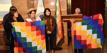 La bandera whipala ya forma parte del recorrido estable que ofrece la Galería de Honor de la Banderas de América en el Monumento\u002E (Municipalidad de Rosario)