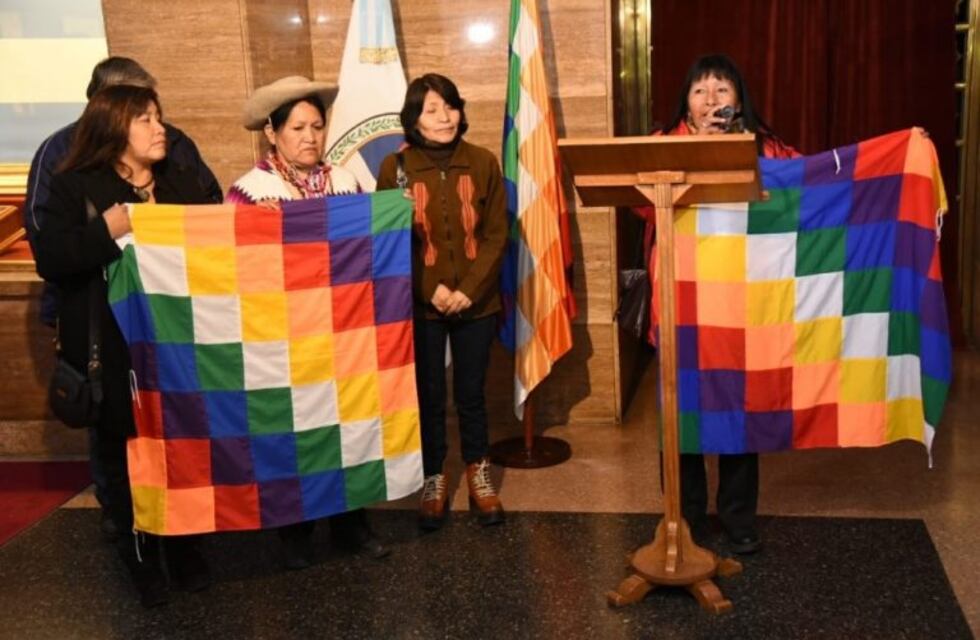 La bandera Whipala ya forma parte de la Galería de Honor en el Monumento