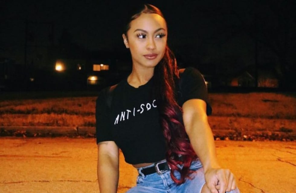 Una bailarina de caño cayó desde cuatro metros de altura y continuó el show con la mandíbula rota