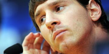 Barcelona's Argentinian forward Lionel Messi gives a press conference before a training session at the Camp Nou stadium in Barcelona, October 19, 2008 in Barcelona on the eve of their Champions League football match against Copenhagen\u002E AFP PHOTO/LLUIS GENE\u002E\r\n BARCELONA Lionel Messi equipo de futbol barcelona conferencia de prensa previa partido barcelona vs\u002E Copenhage torneo liga de campeones de futbol 2010
