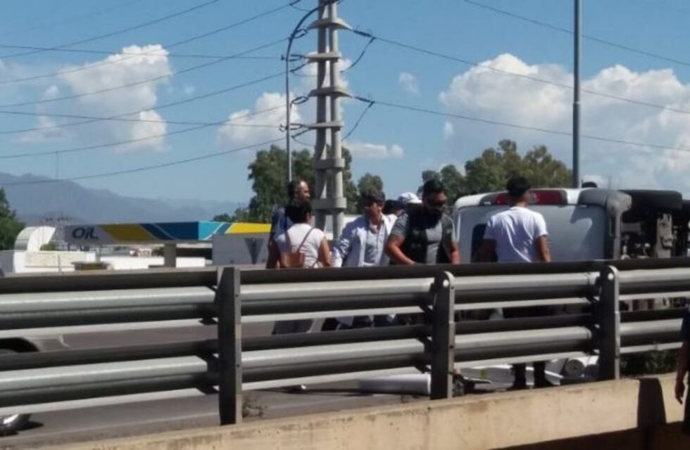 Impresionante vuelco en la Costanera: tuvieron que rescatar al conductor