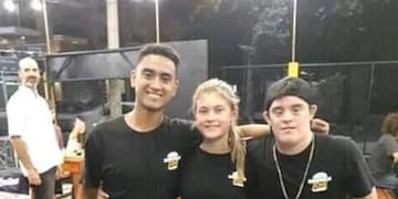 David con sus compañeros de trabajo (Facebook)