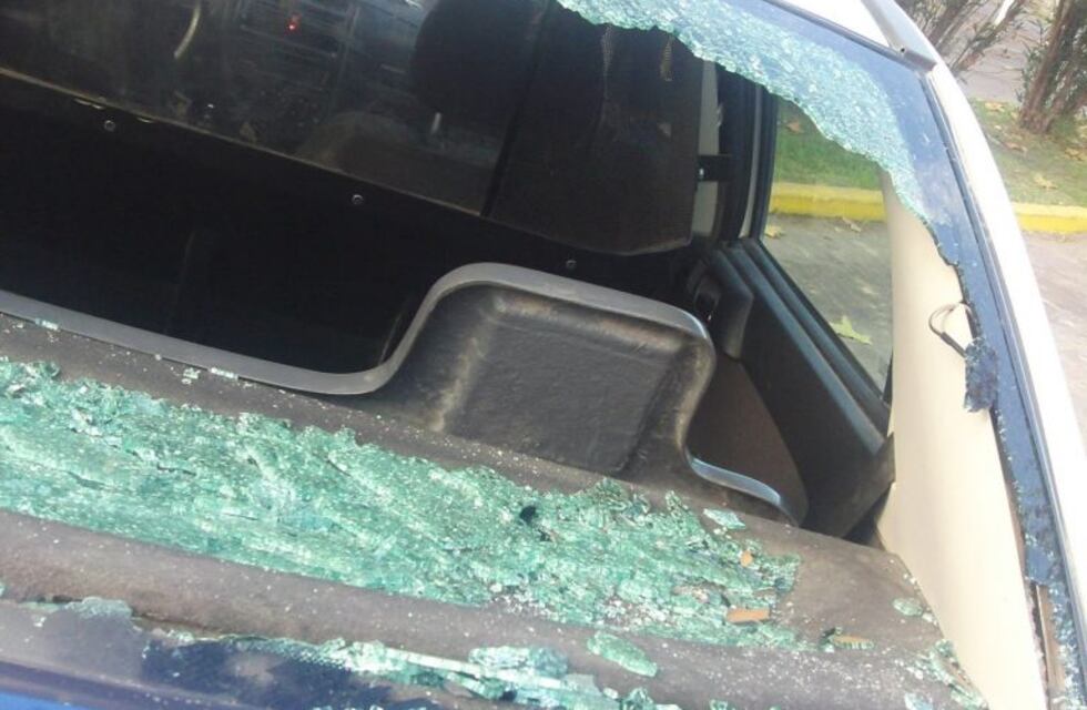 Robó en una vivienda, las víctimas lo redujeron y destrozó un móvil policial