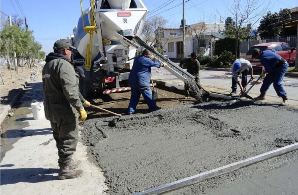 Por séptima vez reparan el asfalto de calle Lanín debido pérdidas en la red del EPAS