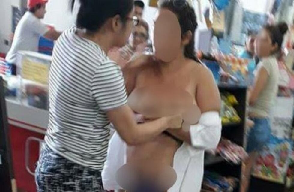 Desnudaron a una mujer que habría robado un supermercado