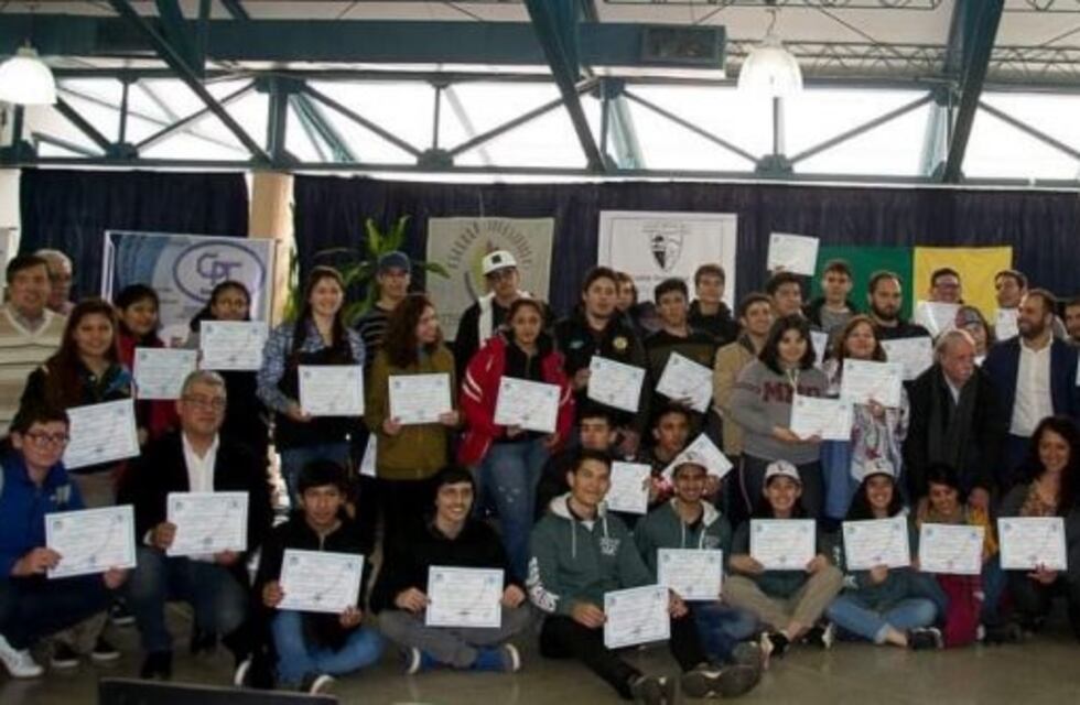 Gobernador Gregores: convenio para fortalecer la Escuela Agropecuaria