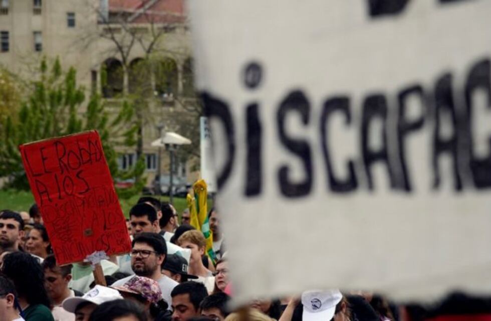 Paro y movilización de trabajadores de discapacidad por abultadas deudas