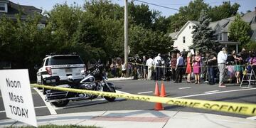 People gather near the scene of an early morning shooting in Alexandria, Virginia, June 14, 2017\u002E\nSenior Republican Congressman Steve Scalise was among several victims shot and wounded at a baseball practice ahead of an annual game between lawmakers\u002EScalise was reportedly shot in the hip\u002E Scalise is the majority whip who rallies Republican votes in the House of Representatives\u002E / AFP PHOTO / Brendan Smialowski