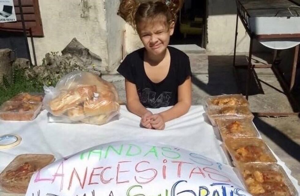 Pura solidaridad: una nena cocina viandas para los que necesitan comer