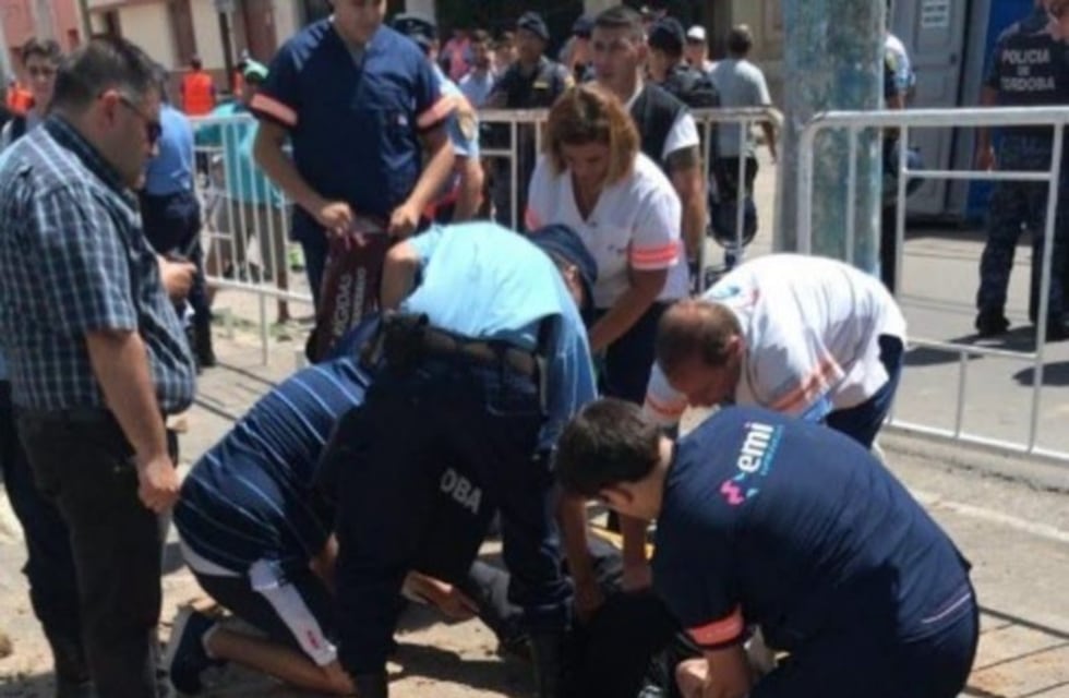 Video: el momento del ingreso del colectivo de Unión al chocar una pared que hirió a un policía