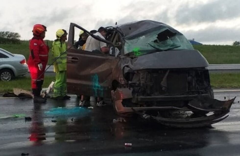 Autovía 14: un automóvil protagonizo un despiste y vuelco