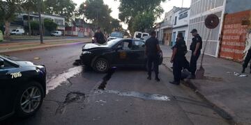 Robo a un taxista terminó con una persona lesionada, vehículos chocados y un detenido\u002E