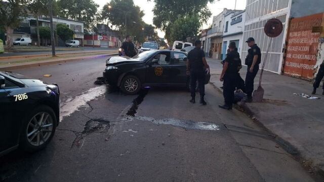 Robo a un taxista terminó con una persona lesionada, vehículos chocados y un detenido\u002E