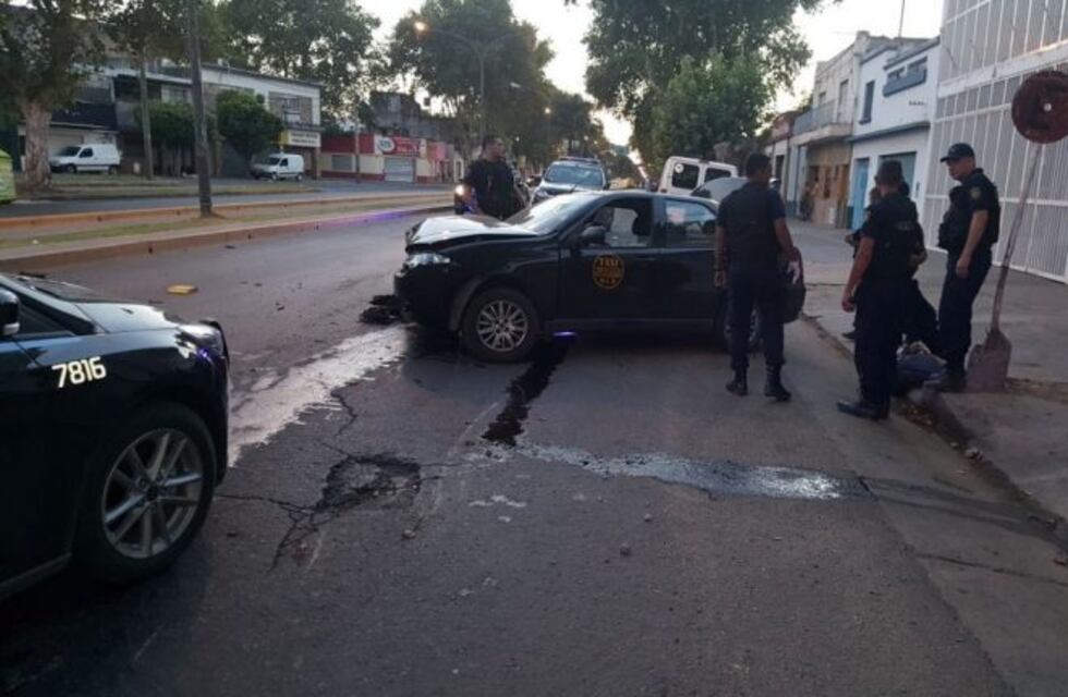 Robo y persecución a toda velocidad terminó con los delincuentes chocando contra un árbol