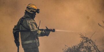 23 September 2020, Argentina, Cordoba: A firefighter douses flames of a wildfire near the Argentine National Observatory\u002E Photo: Irma Montiel/telam/dpa