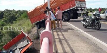 Volcó un camión de cerveza y fue saqueado por los vecinos\u002E (Foto: Diario Chaco)