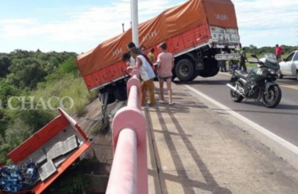 Volcó un camión de cerveza y fue saqueado por los vecinos