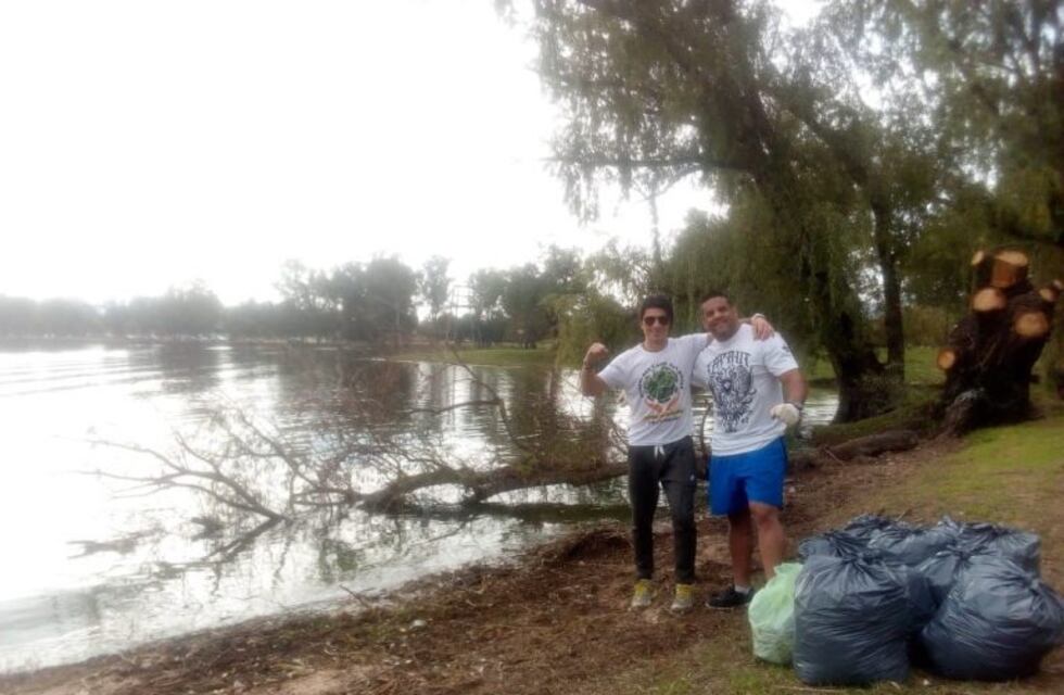 #TrashtagChallenge de la basura en Carlos Paz: un vecino cumplió con el desafío y limpió las costas del lago