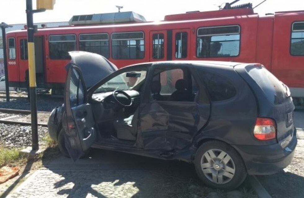 Una mujer cruzó con el semáforo en rojo y su auto fue arrastrado por el Metrotranvía