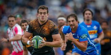 AME8979\u002E BUENOS AIRES (ARGENTINA), 04/05/2019\u002E- Emiliano Boffelli (frente) de los Jaguares de Argentina lleva la pelota contra los Stormers de Sudáfrica este sábado, durante un encuentro correspondiente a la 12ª fecha del Super Rugby, en el estadio José Amalfitani, en Buenos Aires (Argentina)\u002E EFE/Juan Ignacio Roncoroni