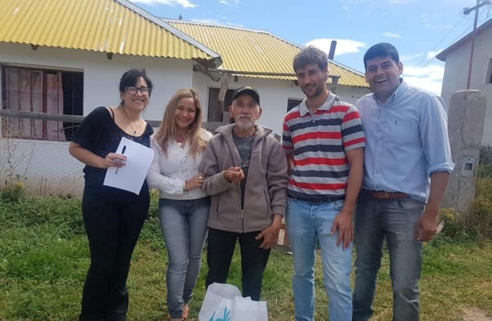 Lago Posadas: entregaron módulos navideños