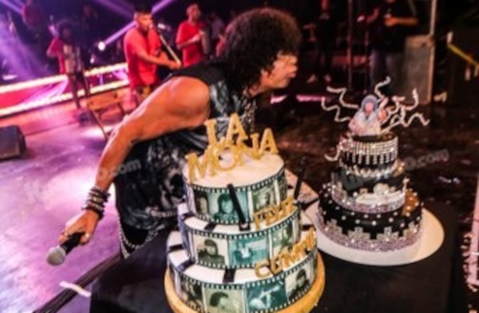 Festejaron el cumple de la Mona, al pie de la Torre Eiffel