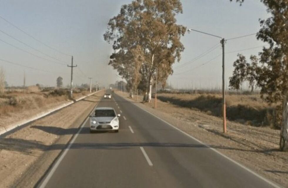 Un camión chocó a un auto que estaba estacionado y murió un niño