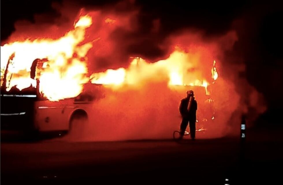 Se incendió un colectivo en Villa Giardino y sus pasajeros salieron ilesos