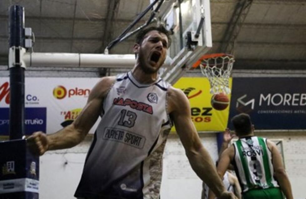 Con 20 de "Juani" Bellozas, Napostá ganó la primera semifinal en el basquetbol bahiense