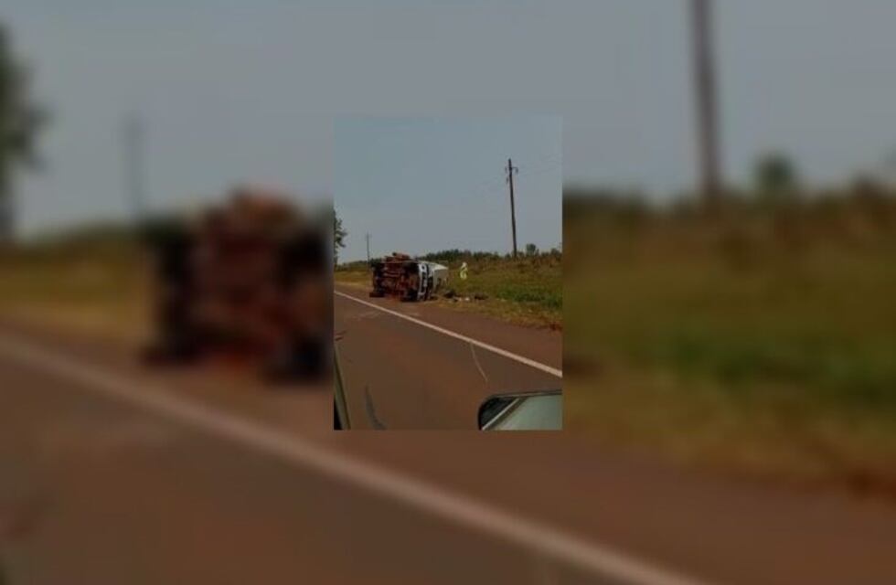 Volcó una camioneta que transportaba una ambulancia en Eldorado
