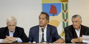 BUENOS AIRES 18/08/16, EL PRESIDENTE DEL PJ, JOSE LUIS GIOJA, JUNTO AL EX GOBERNADOR, DANIEL SCIOLI, EL DIRIGENTE GREMIAL, ANTONIO CALO Y EL SENADOR MIGUEL ANGEL PICHETTO BRINDARON UNA CONFERENCIA DE PRENSA AL FINALIZAR UNA REUNION DE DIRIGENTES PERONISTAS QUE CONFORMAN LA