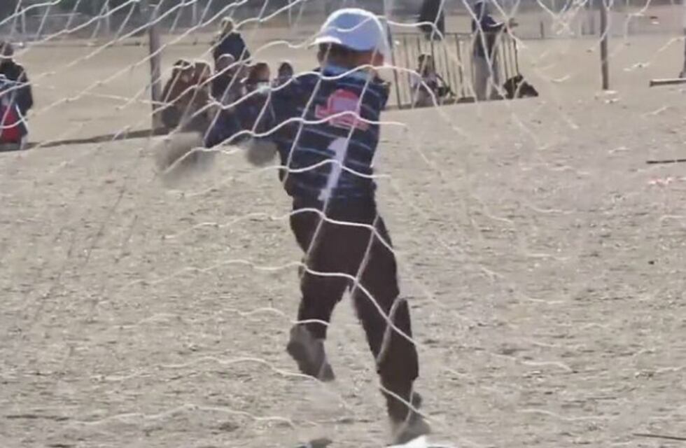 Tiene cinco años y una particular manera de divertirse mientras juega de arquero