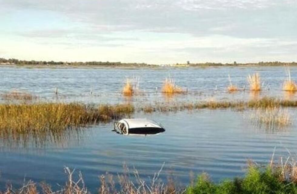 Un auto quedó sumergido en el acceso a Pincén