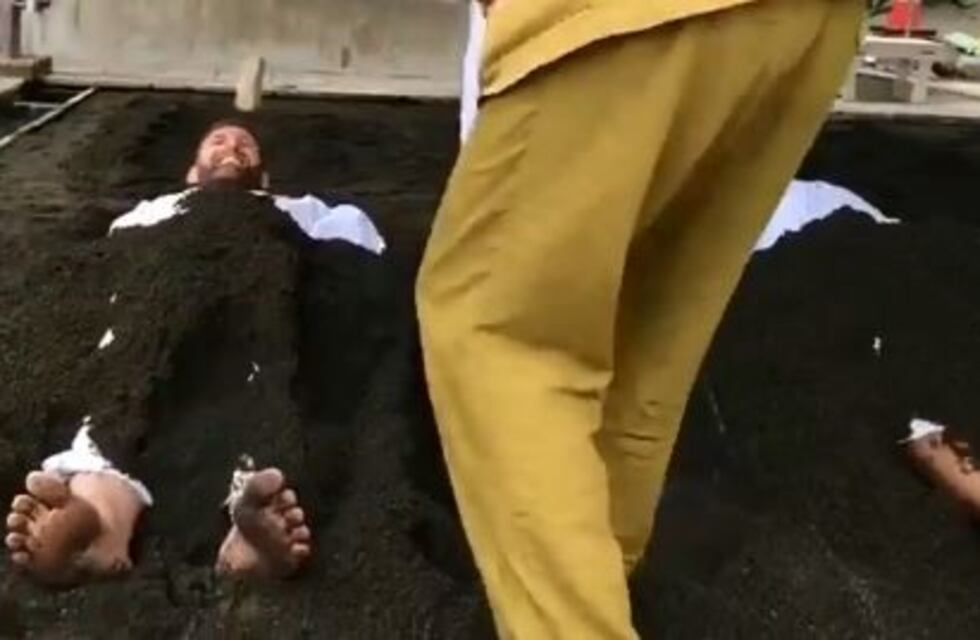 La técnica de recuperación de los All Blacks que consiste en ser enterrados con arena volcánica caliente