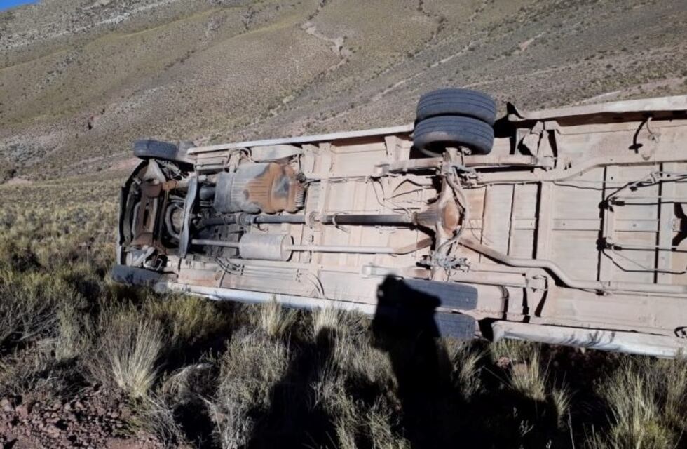 Volcó en la Quebrada utilitario que llevaba docentes; sólo hubo contusos