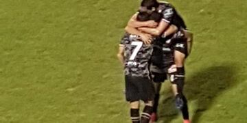 Medina y Orfano, los que se juntaron para el gol, destacaron que por los costados estuvo la clave de la victoria albirroja\u002E