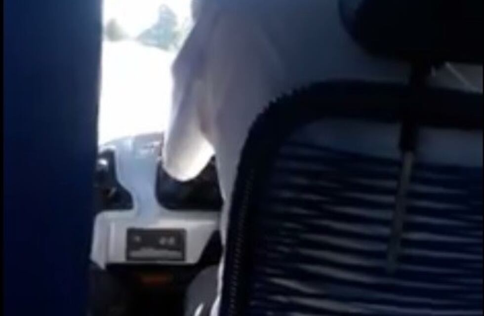 Filmaron al chofer de un colectivo interurbano mientras fumaba al volante y usaba auriculares