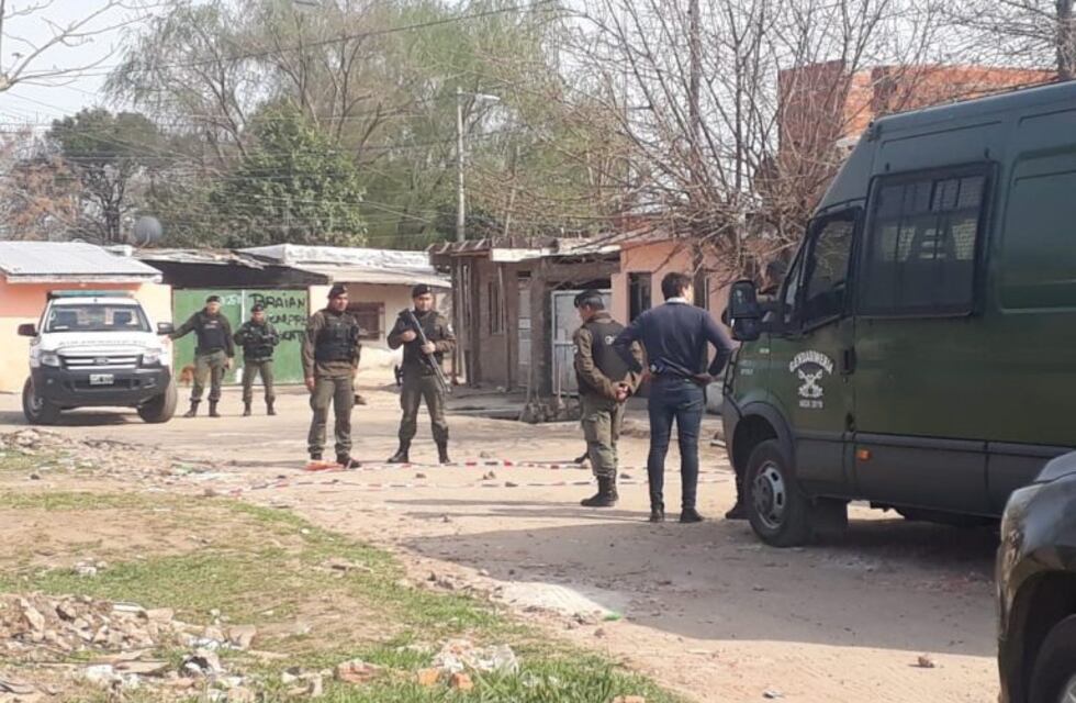 Balearon a dos jóvenes que intentaron ayudar a una vecina mientras le robaban