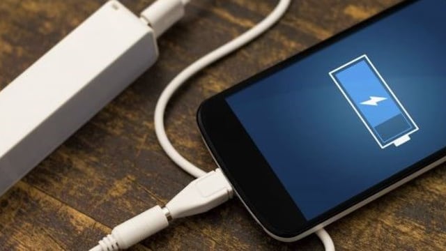 Usaba su celular mientras se estaba cargando en Maipú y murió electrocutado por una descarga