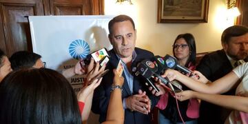 Regino Amado convocó a una conferencia de prensa para hacer el anuncio\u002E