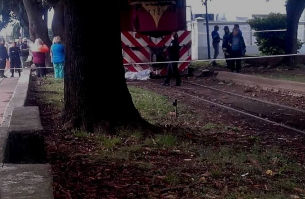Una ex directora de escuela falleció luego de ser atropellada por un tren
