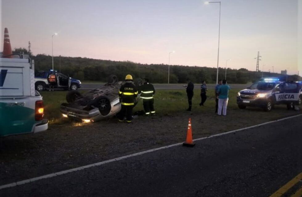 Automóvil volcó espectacularmente en la Ruta 20