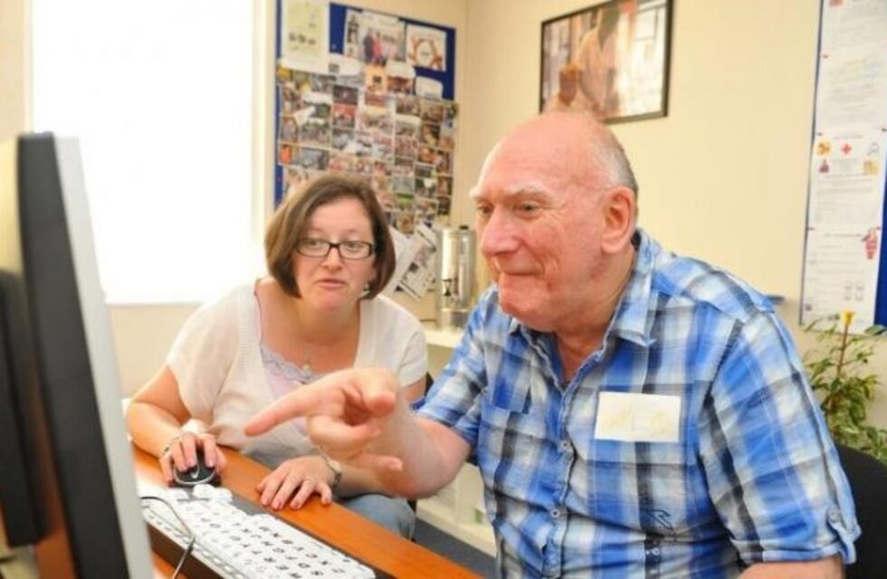 Invitan a participar de un programa para conectar a personas mayores