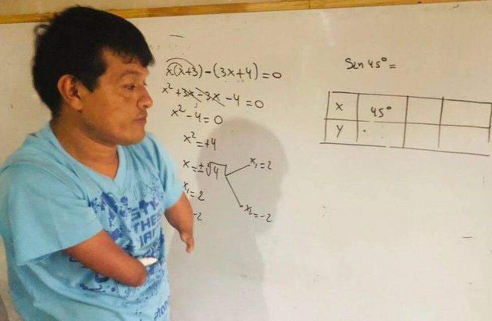 Le faltan los dos brazos, igual se recibió de profesor en Salta
