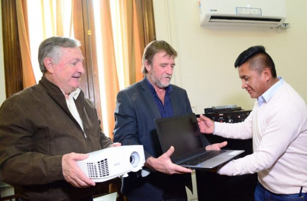 Comuna de El Cóndor recibió equipos de ofimática y multimedia