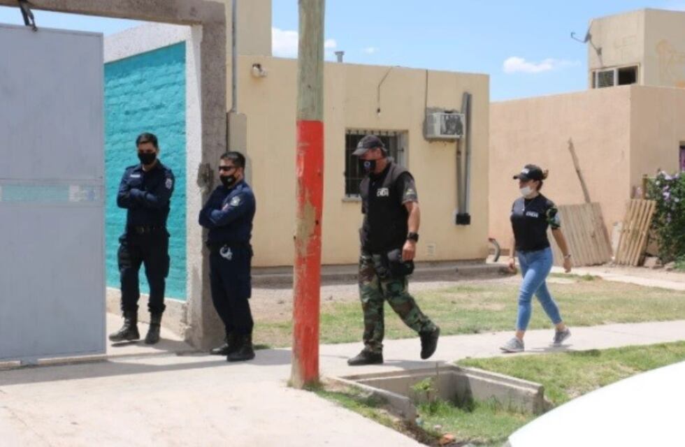 Allanaron una casa por robo y hallaron drogas y un millón de pesos